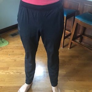 Men’s size medium Under Armour tapered joggers